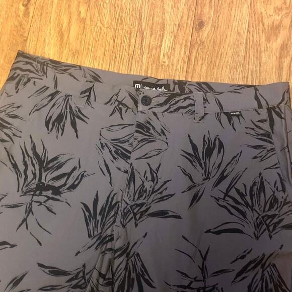 Travis Mathew You Won’t Gray and Black Grey Pinstripe Shorts Size 38 - Picture 2 of 8